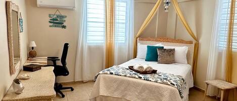 3 室のベッドルーム、デスク、アイロン / アイロン台、旅行用ベビーベッド