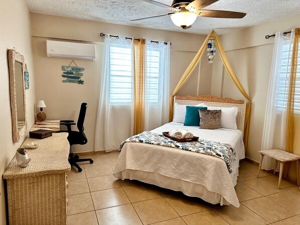 3 bedrooms, desk, iron/ironing board, travel crib - Beautiful, spacious house 9 minute drive to beach with electric generator (Rincón)