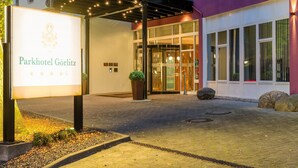 The exterior of Parkhotel Görlitz with a signboard, entrance, and a covered area with lights. - Parkhotel DZ Standard - Parkhotel Görlitzs (Görlitz)