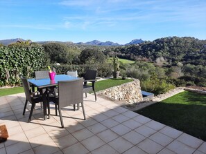 Outdoor dining - Villa in a golfs residence, near the sea  (Saint-Raphaël)