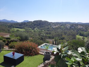 Outdoor spa tub - Villa in a golfs residence, near the sea  (Saint-Raphaël)