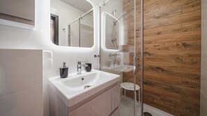 Departamento (H9) | Baño | Regadera y toallas 