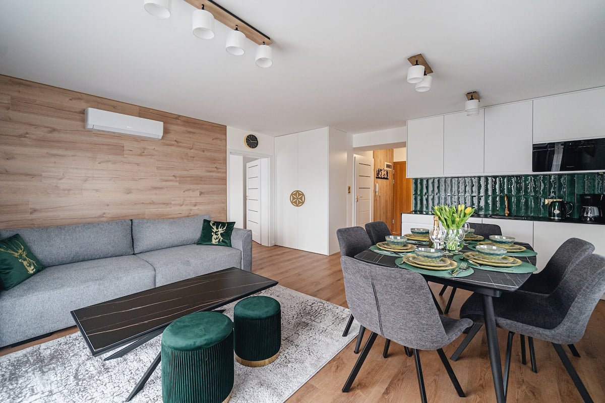 Apartment (H6) | Living area | Flat-screen TV