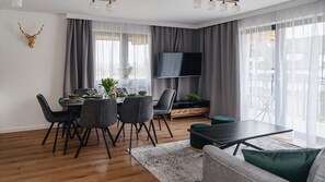 Apartment (H6) | Ruang tamu | TV skrin rata