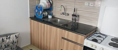 Batterie de cuisine, vaisselle et ustensiles