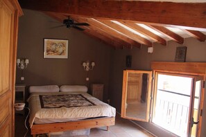 3 makuuhuonetta, työpöytä, silitysrauta/-lauta, vuodevaatteet