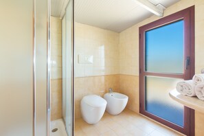 Dusche, kostenlose Toilettenartikel, Haartrockner, Bidet