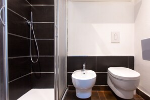 Dusche, Haartrockner, Bidet, Handtücher