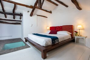 1 bedroom, free WiFi, bed sheets - Maison Garibaldi - Camera Tripla (Cagliari)