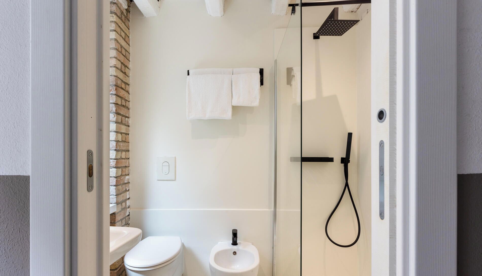 Doccia, asciugacapelli, bidet, asciugamani