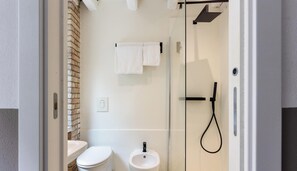 Doccia, asciugacapelli, bidet, asciugamani