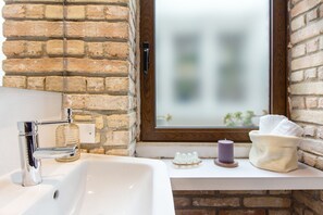 Shower, hair dryer, bidet, towels - Maison Garibaldi - Camera Matrimoniale n.3 (Cagliari)