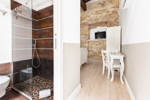 Shower, hair dryer, bidet, towels - Maison Garibaldi - Camera Matrimoniale n.3 (Cagliari)