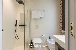 Douche, sèche-cheveux, bidet, serviettes fournies