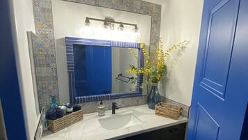 Combined shower/tub, towels, soap, toilet paper