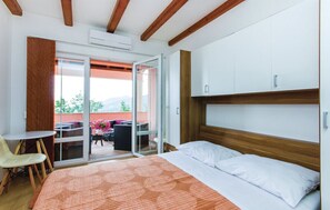 6 bedrooms, iron/ironing board, free WiFi, bed sheets