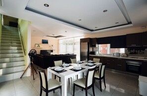 Familienvilla | Eigene Küche | Großer Kühlschrank, Mikrowelle, Ofen, Herdplatte
