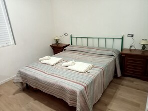 3 chambres, fer et planche à repasser, Wi-Fi gratuit, draps fournis