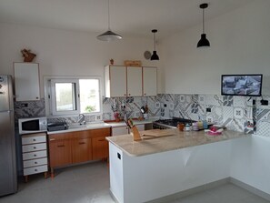 Micro-ondes, batterie de cuisine, vaisselle et ustensiles