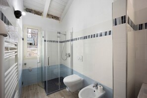 Bruser, hårtørrer, håndklæder