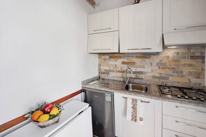 Réfrigérateur, micro-ondes, plaque de cuisson, cafetière/bouilloire