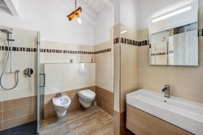 Shower, hair dryer, towels - Holiday Home 'Pelagos' with Sea View, Shared Pool & A/C (Pompeiana)