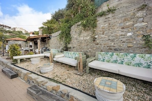 Property grounds - Holiday Home 'Pelagos' with Sea View, Shared Pool & A/C (Pompeiana)