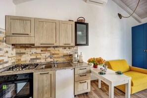 Fridge, microwave, stovetop, coffee/tea maker - Holiday Home 'Pelagos' with Sea View, Shared Pool & A/C (Pompeiana)