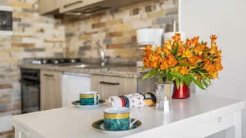 Een koelkast, een magnetron, een kookplaat