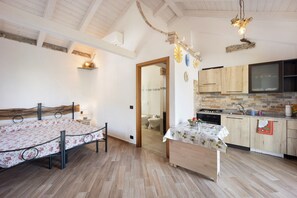 1 غرفة نوم ومكواة/لوح كي وملاءات أسرّة