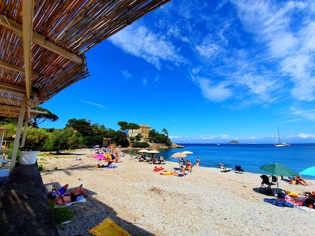 Beach nearby. Apartment 'La Pergola Al Cavo 9' with Pool, Shared Terrace, and Air Conditioning