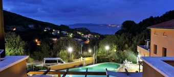 Appartement 'La Pergola al Cavo 9' avec vue sur la mer, piscine partagée, terrasse et Wi-Fi