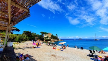Una spiaggia nelle vicinanze