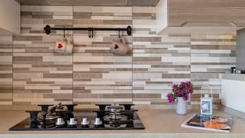 Fridge, oven, stovetop, coffee/tea maker