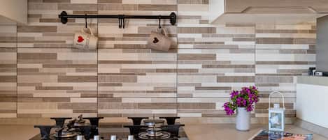 Fridge, oven, stovetop, coffee/tea maker