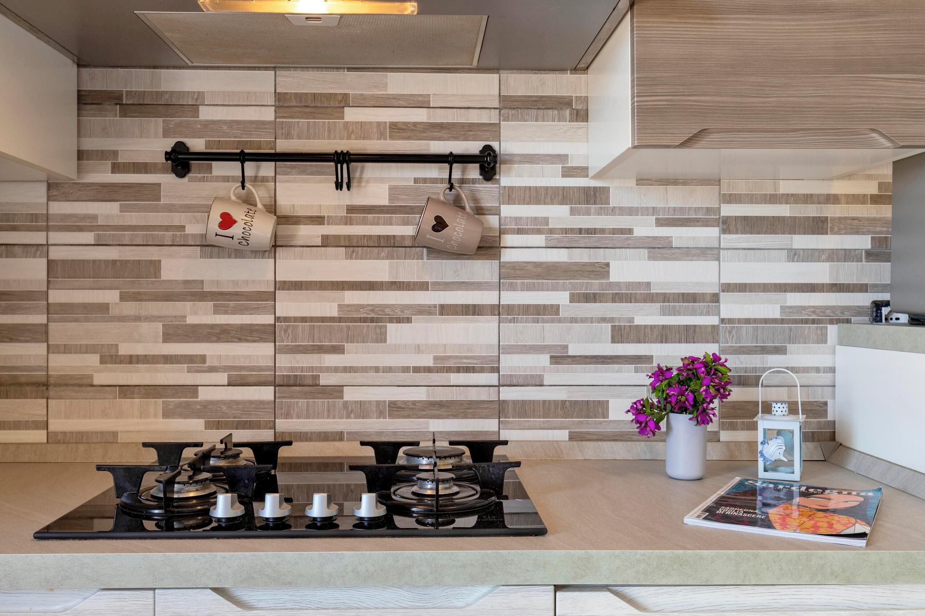 Fridge, oven, stovetop, coffee/tea maker