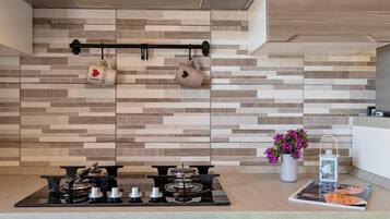 Réfrigérateur, four, plaque de cuisson, cafetiÚre/bouilloire