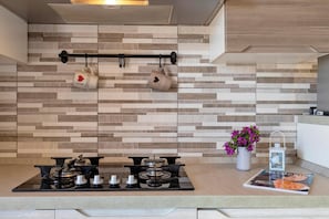 Réfrigérateur, un four, surface de cuisson, cafetière-théière