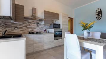 Fridge, oven, stovetop, coffee/tea maker