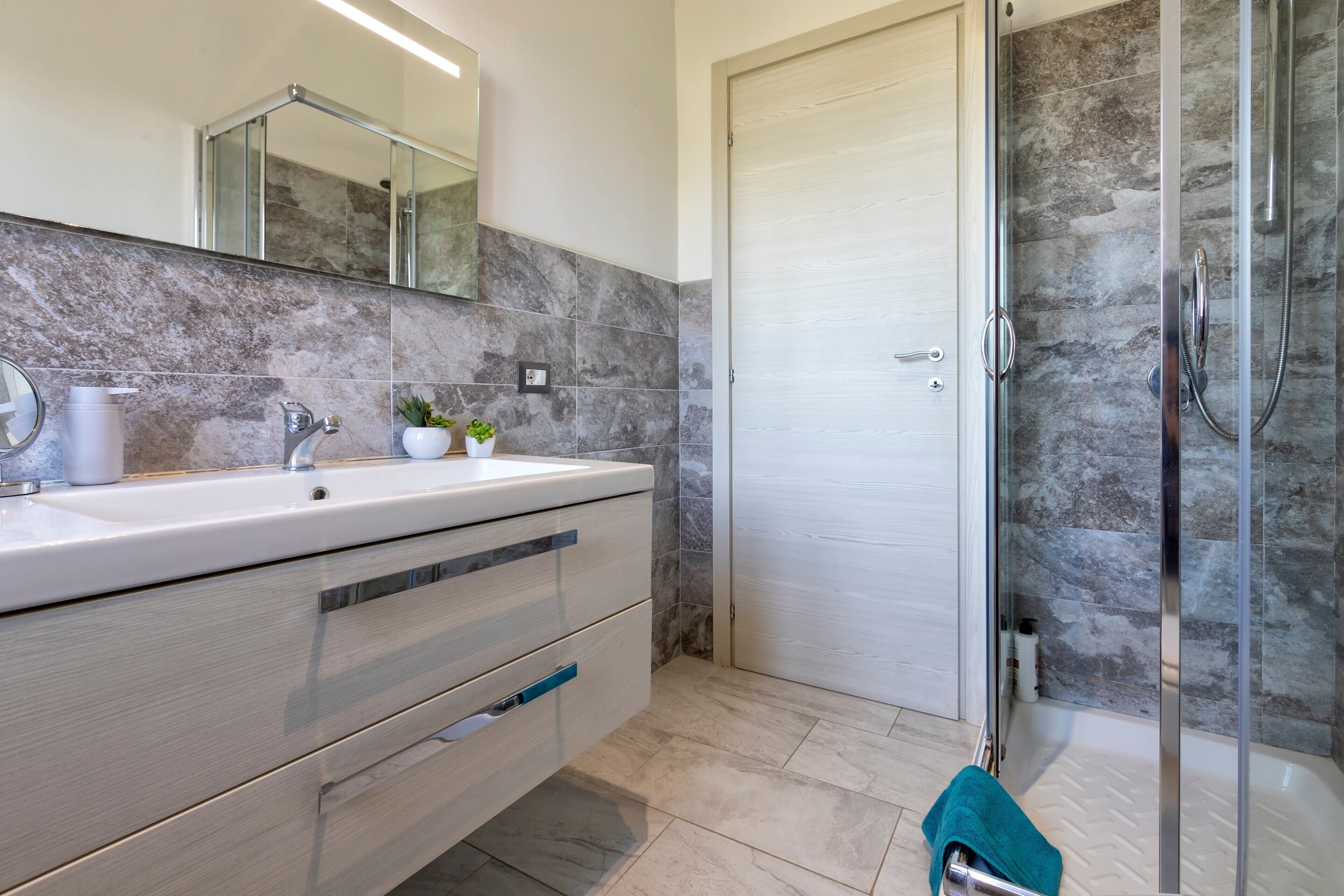 Shower, towels