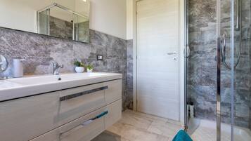 Shower, towels