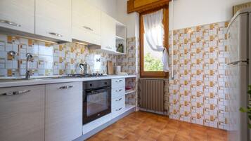 Frigorifero, microonde, forno, piano cottura