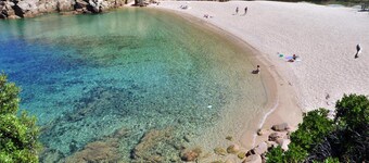Espaciosa casa en Costa Rossa con vista parcial al mar y terraza
