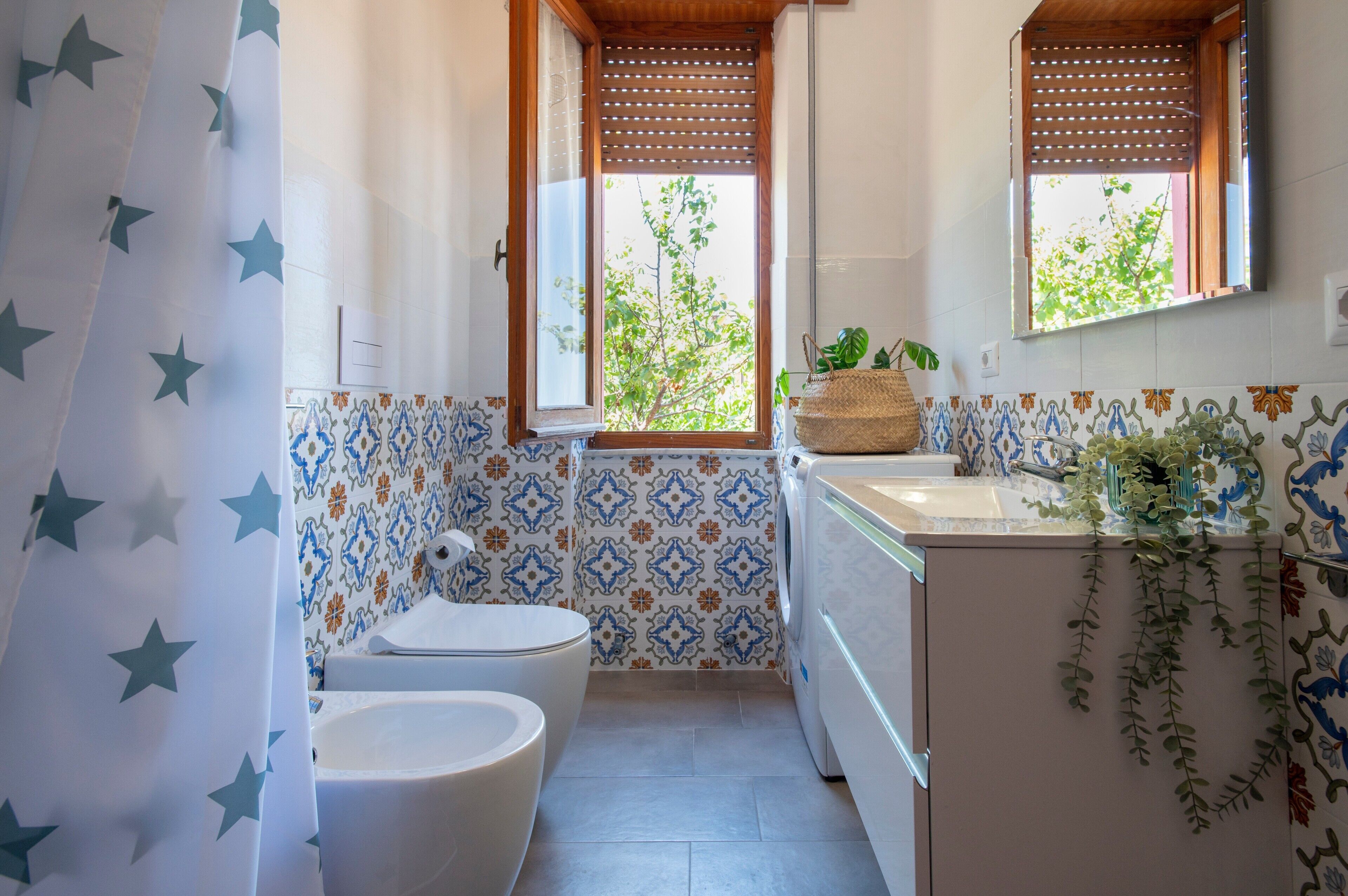 Bathtub, towels