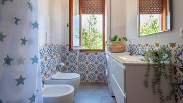 Bathtub, towels