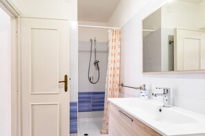 Douche, serviettes fournies