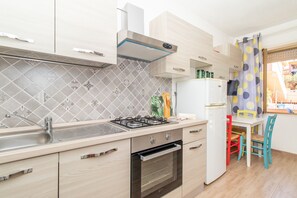 Frigorifero, forno, piano cottura, macchina per tè/caffè