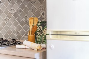 Kühlschrank, Ofen, Herdplatte, Wasserkocher mit Kaffee-/Teezubehör