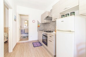 Kühlschrank, Ofen, Herdplatte, Wasserkocher mit Kaffee-/Teezubehör