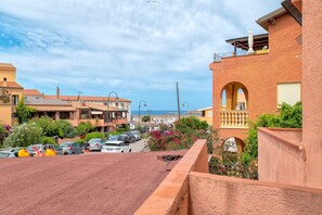 Property grounds - Apartment 'Endless Summer' with Sea View, A/C and Balcony (Isola Rossa)